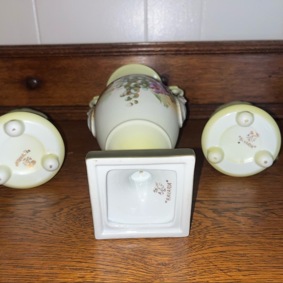 Beautiful antique vase and candle holders - Picture 3 of 9